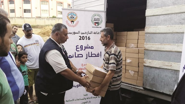 جانب من توزيع هيئة الاغاثة والمساعدات الانسانية في لبنان ولائم افطار صائم للنازحين السوريين في لبنان ﻿