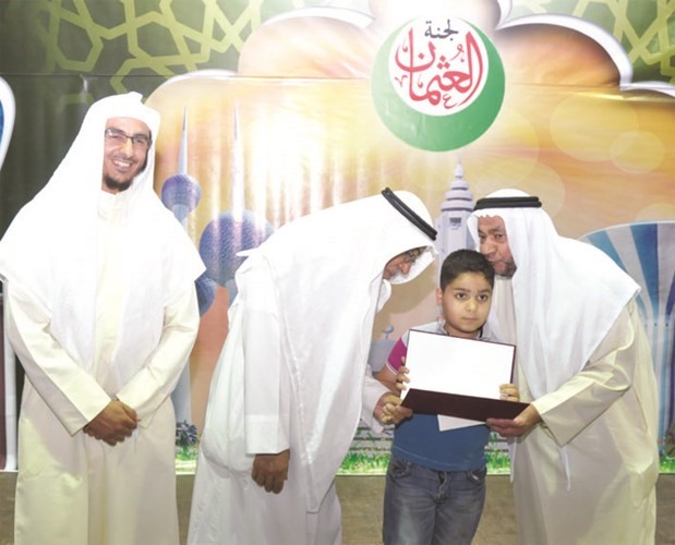 الكندري يقبل رأس أحد طلاب الأترجة﻿