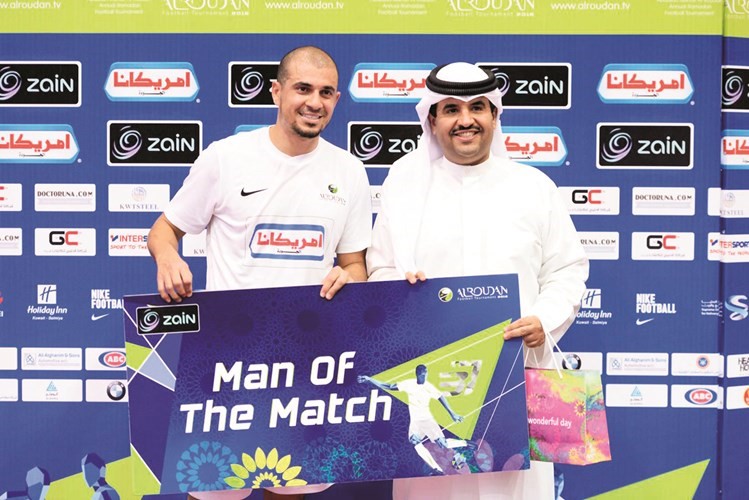 الشيخ دعيج الخليفة يسلم جائزة افضل لاعب ﻿