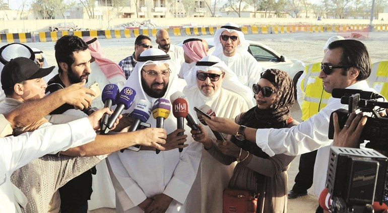 دعلي العمير متحدثا الى الصحافيين خلال افتتاح الجزء الذي تم انجازه من طريق جمال عبدالناصر﻿