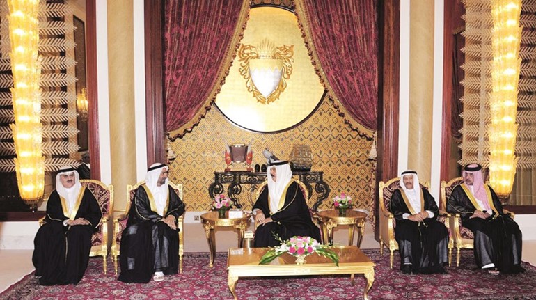 العاهل البحريني الملك حمد بن عيسى ال خليفة خلال استقباله رئيس البرلمان العربي احمد الجروان واعضاء الوفد