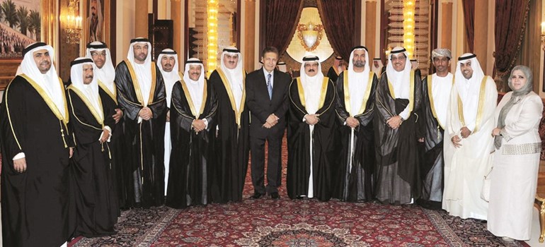العاهل البحريني الملك حمد بن عيسى ال خليفة متوسطا اعضاء الوفد ويبدو نائب رئيس مجلس الامة عضو البرلمان العربي مبارك الخرينج