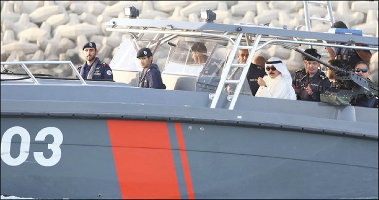 نائب رئيس مجلس الوزراء ووزير الداخلية الشيخ محمد الخالد خلال الجولة التفقدية في زورق الزور التابع لخفر السواحل