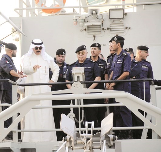 الشيخ محمد الخالد يطلع على احدى المعدات 