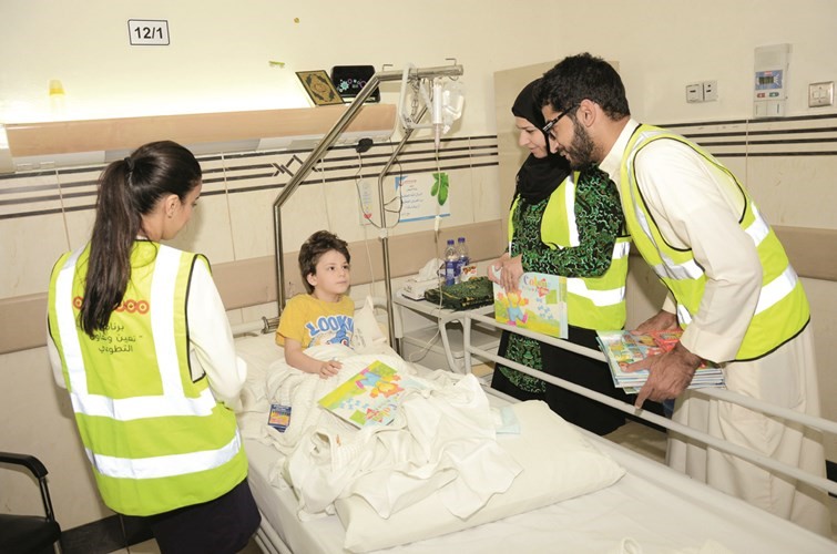 متطوعو برنامج نعين ونعاون يوزعون الهدايا على الاطفال﻿