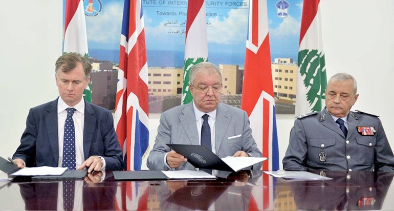 وزير الداخلية نهاد المشنوق وسفير بريطانيا هوغو شورتر يوقعان مذكرة تفاهم لدعم قوى الامن الداخلي محمود الطويل 