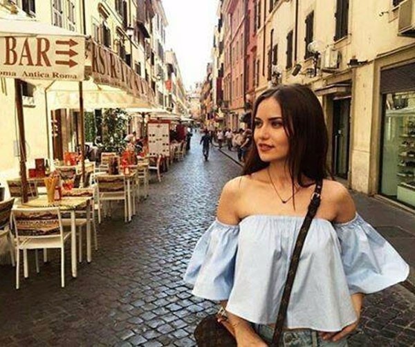 بالصور.. بوراك أوزجفيت يطير مع حبيبته إلى روما