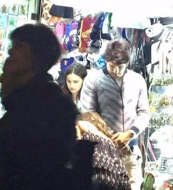 بالصور.. بوراك أوزجفيت يطير مع حبيبته إلى روما