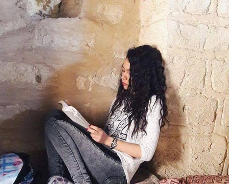 بالصور.. فتاة عربية تترك رسالة تهز العالم قبل انتحارها.. وهذه هي الحقيقة 