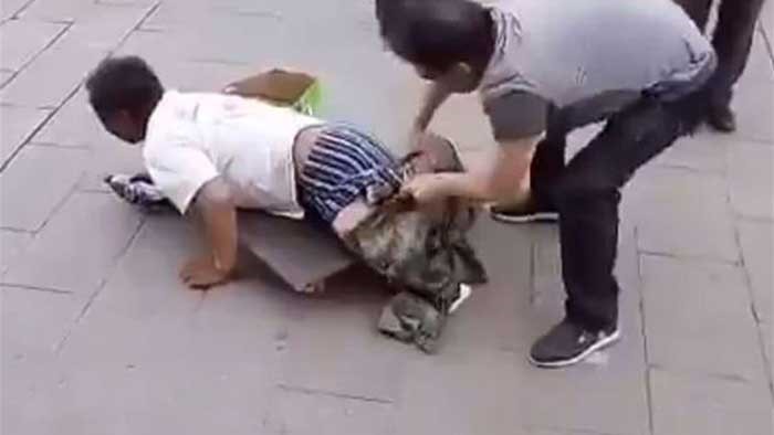 فيديو صادم ..تظاهر بأنّه مبتور الساقين ليتسوّل... وهكذا فضحوه!