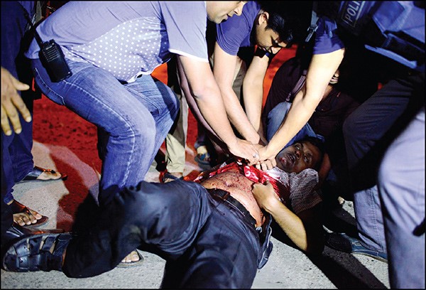 مسعفون يحاولون انقاذ احد المصابين بعد هجوم داعش في دكارويترز
