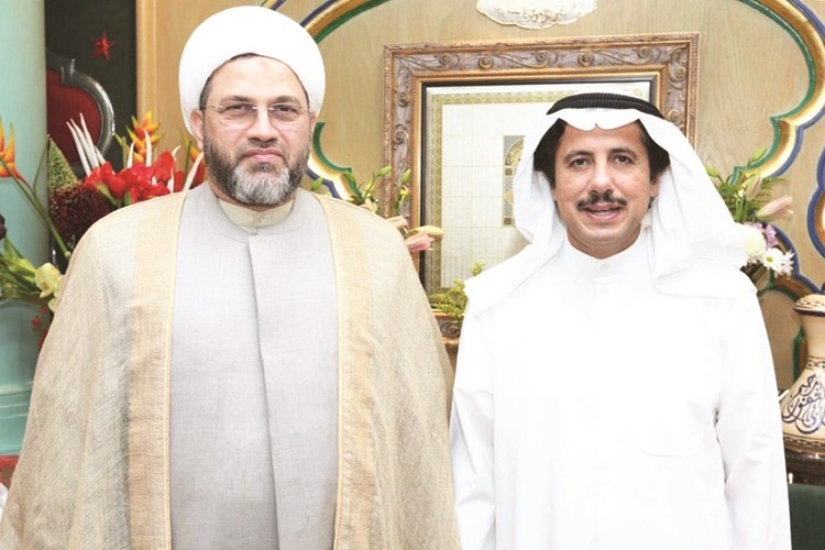 السفير الشيخ عزام الصباح ورئيس الاوقاف الجعفرية في البحرين الشيخ محسن ال عصفور 
