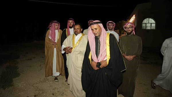 بالصور.. أميركية تخوض تجربة زواج على الطريقة البدوية