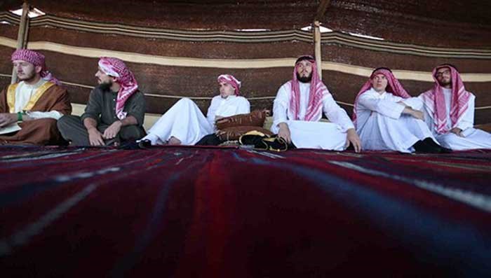 بالصور.. أميركية تخوض تجربة زواج على الطريقة البدوية