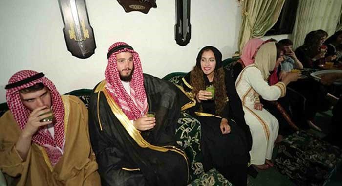 بالصور.. أميركية تخوض تجربة زواج على الطريقة البدوية