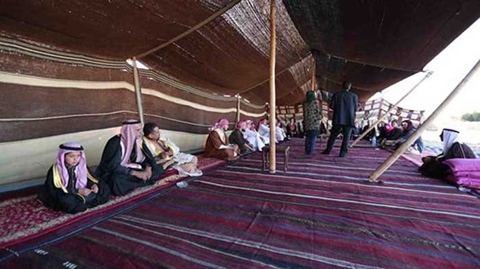 بالصور.. أميركية تخوض تجربة زواج على الطريقة البدوية