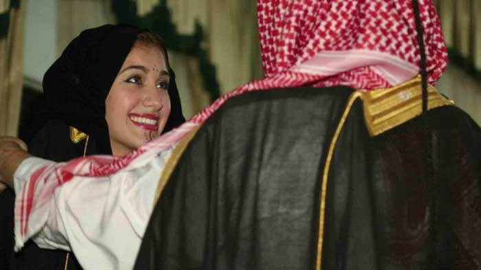بالصور.. أميركية تخوض تجربة زواج على الطريقة البدوية