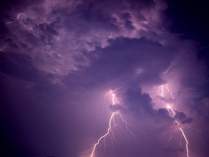 البرق والغيوم الثقيلة