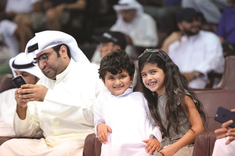 خالد الروضان على المنصة الرئيسية يتابع اخبار الدورة 