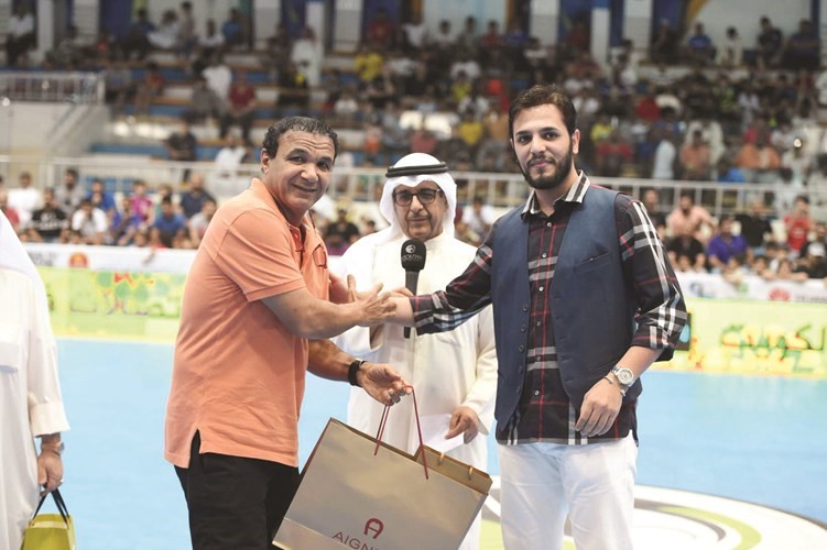 المعلق الرياضي احمد الطيب حاضرا مع المسند