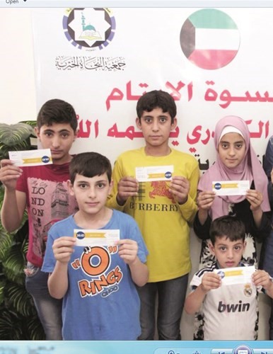 جانب من توزيع العيدية والكسوة للايتام السوريين
