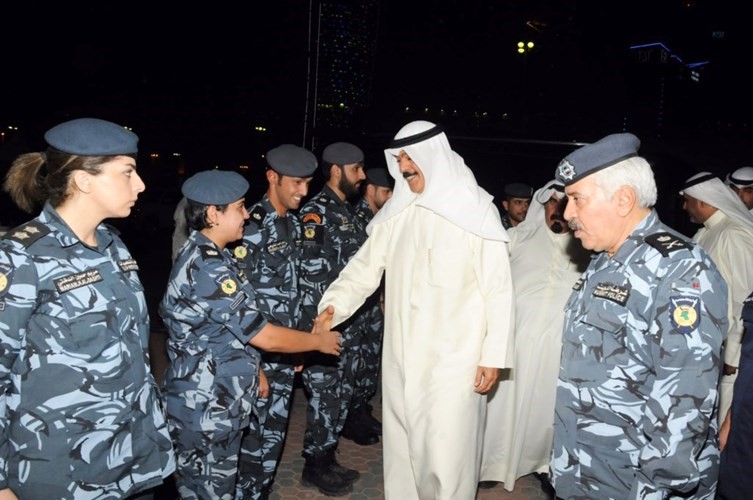 الشيخمحمد الخالد يصافح عناصر من الشرطة النسائية ويبدو اللواء محمود الدوسري ﻿