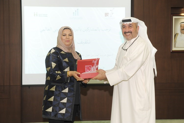 الشطي مكرما احدى المشاركات