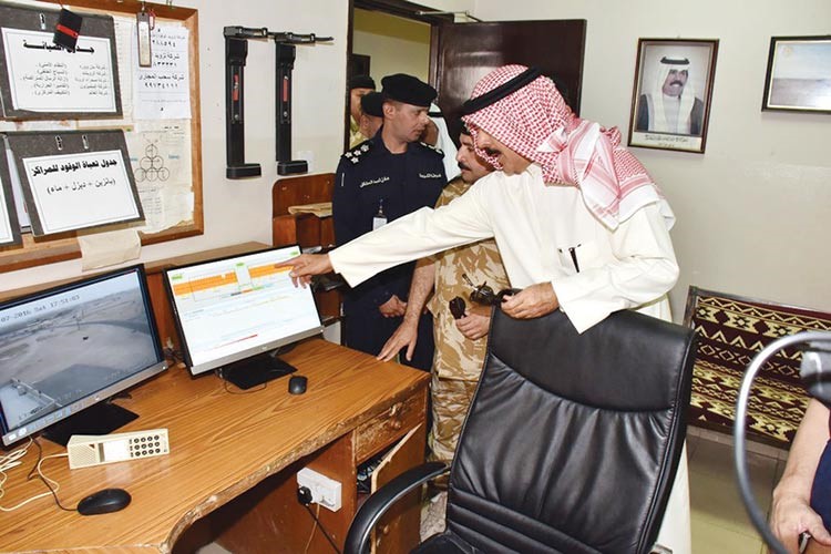  ويتفقد اجهزة المراقبة الالكترونية ﻿

