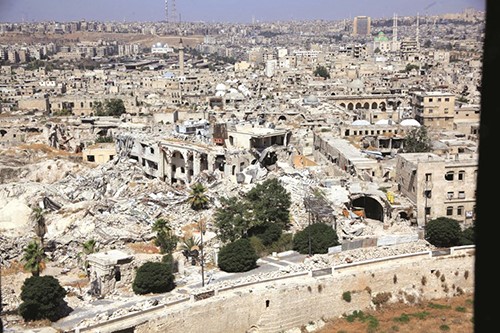 صورة للدمار الذي حل بحلب المقسمة بين المعارضة والنظام افپ