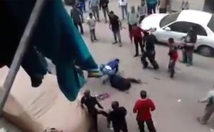 بالفيديو.. رجل في مصر يحاول قطع رأس زوجته في الشارع.. وهكذا انقذها المارة 
