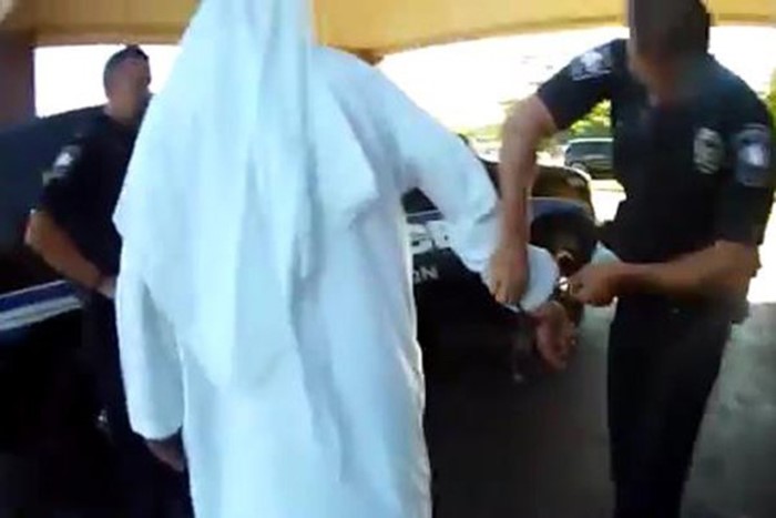 بالفيديو..الشرطة الأمريكية تعتقل رجل أعمال إماراتيًا بسبب زيه الوطني 