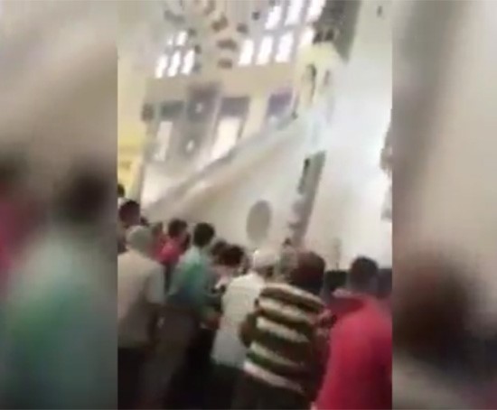 بالفيديو.. شخص يعتلي المنبر في مسجدٍ بتركيا ويصيح "سأفجّر نفسي".. شاهد ردّة فعل المصلين