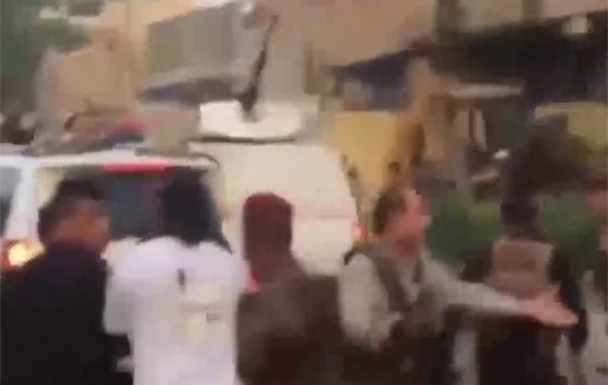 بالفيديو.. مهاجمة موكب العبادي بالحجارة خلال زيارته للكرادة