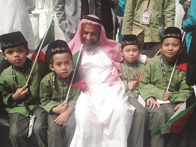 العجمى مع بعض الايتام