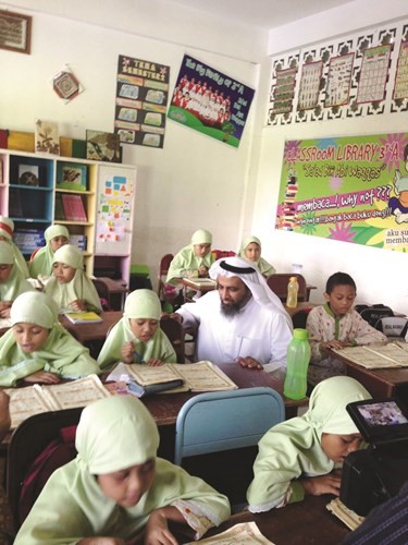 عبد الله عبيد العجمى يتابع حلقات تعليم الاطفال في احد المراكز