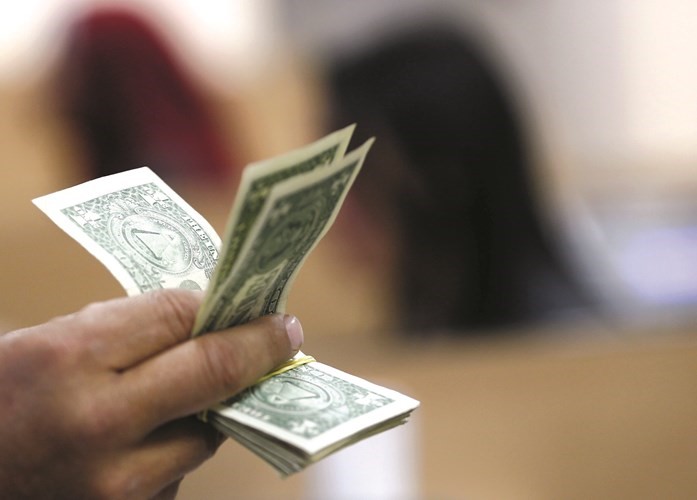 خبراء: تغيير سعر العملة يخلق طلباً متزايداً بالسوق السوداء