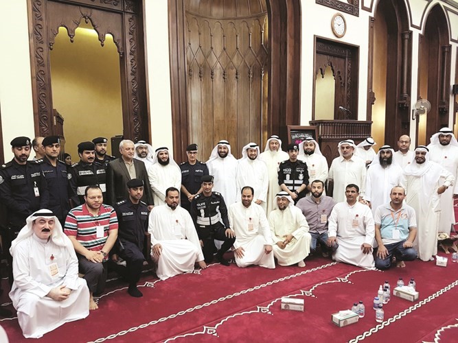 دعلي العمير ودبدرالعيسى ود وليد الشعيب مع المكرمين
