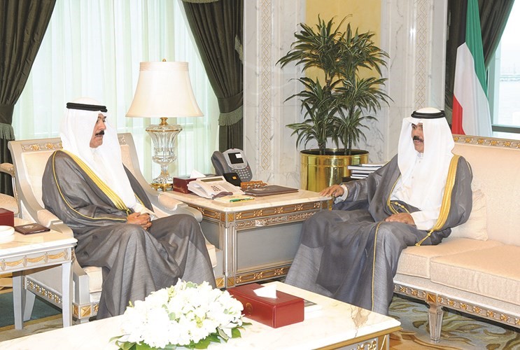 سمو ولي العهد الشيخ نواف الاحمد خلال استقباله الشيخ محمد الخالد 