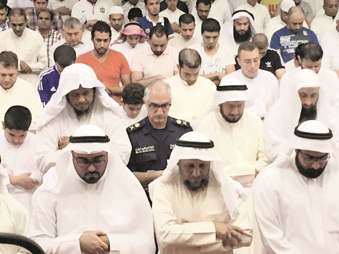 اللواء الطراح يؤدي الصلاة بين جموع المصلين ﻿