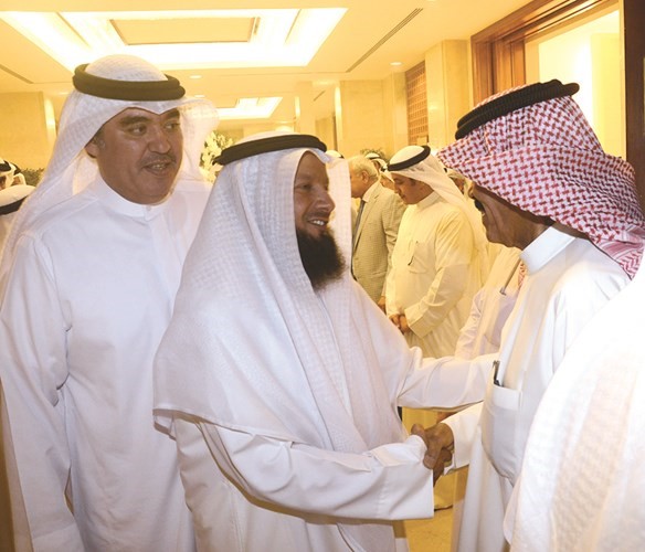 سمو ولي العهد مستقبلا د احمد مطيع ويبدو محمد البراك