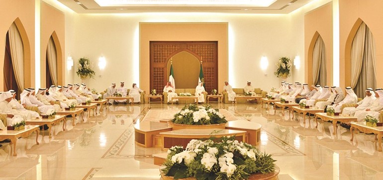 صاحب السمو الامير وسمو ولي العهد يتوسطان اعضاء السلطتين التشريعية والتنفيذية
