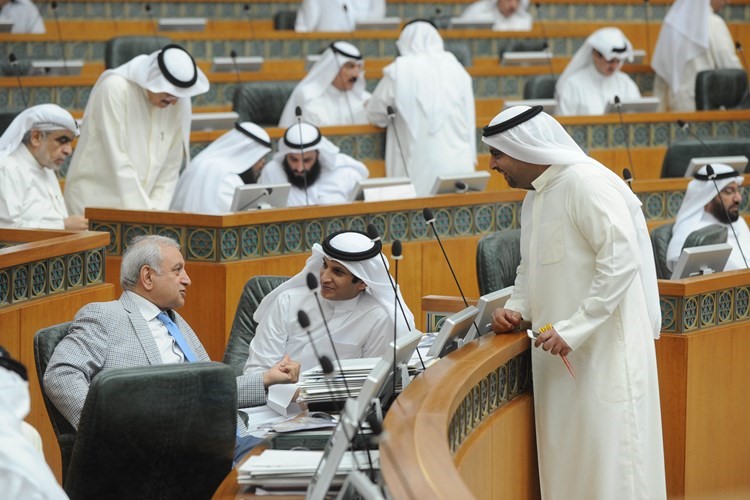 راكان النصف ودمنصور الظفيري ودبدرالعيسى خلال الجلسة﻿