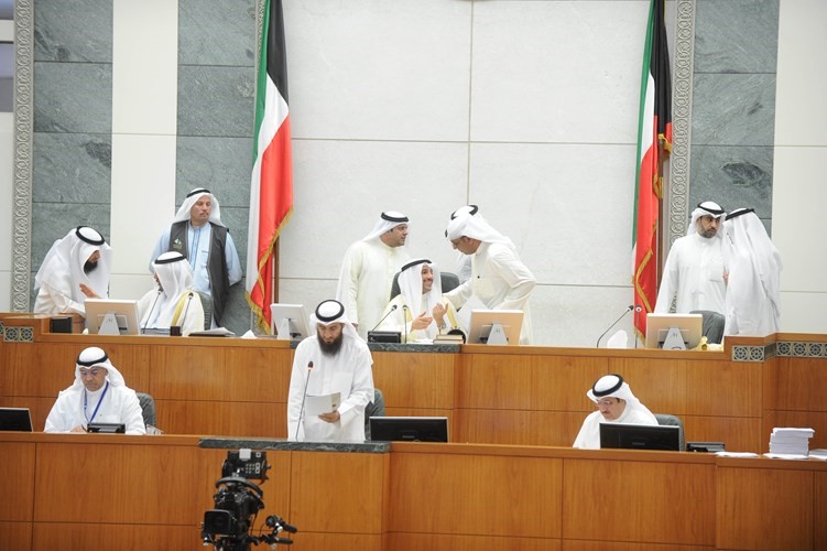 رئيس مجلس الامة مرزوق الغانم ونائبه مبارك الخرينج وداحمد مطيع وفيصل الكندري واحمد القضيبيوعلي الخميس على المنصة وتبدو الامانة العامة ﻿