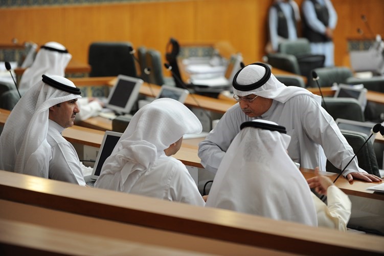 الشيخ خالد الجراح يحاول اقناع الرويعي بالعدول عن الاستقالة﻿