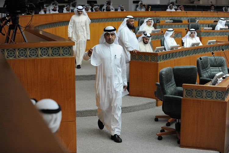 الرويعي باتجاه المنصة لتقديم استقالته﻿
