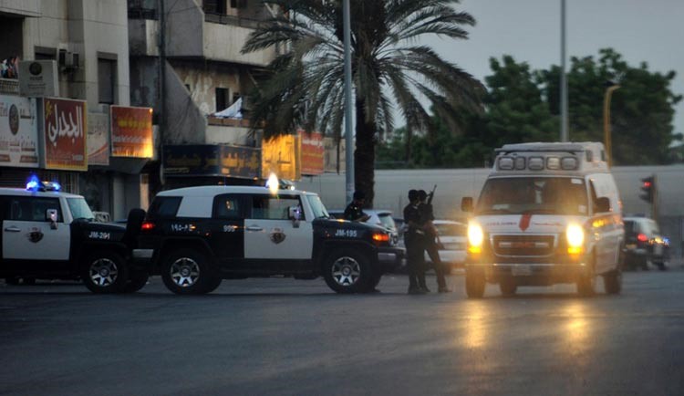 الشرطة السعودية تحرس مكان وقوع التفجير الانتحاري قرب القنصلية الاميركية في جدة ا ف ب