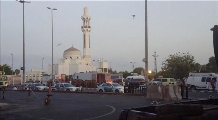 مقتل مهاجم وإصابة شرطيَين في تفجير انتحاري قرب القنصلية الأميركية في السعودية 