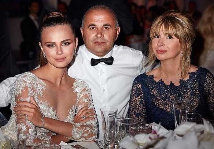 بالصور .. رجل أعمال مصري يتزوج صديقة جاستن بيبر في حفل أسطوري