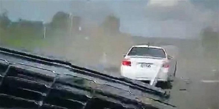 بالفيديو.. سيارة تنقلب 7 مرات في الهواء وسائقها ينجو 