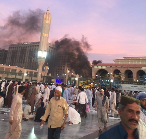 بالفيديو والصور.. السعودية: 3 تفجيرات انتحارية قرب الحرم النبوي وبالقطيف